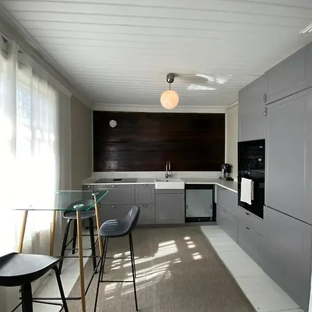 Villa Centrally Located 6-room Detached House *