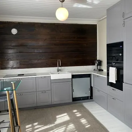 Centrally Located 8-room Detached House Haugesund